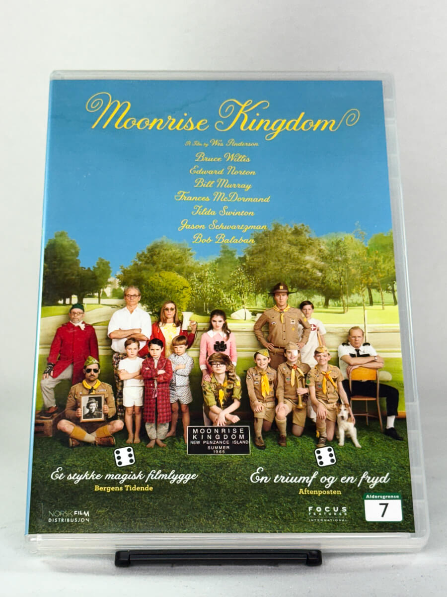 Forside av DVD-cover til filmen Moonrise Kingdom, bruktfilm hos nettbutikken Brukbar Film