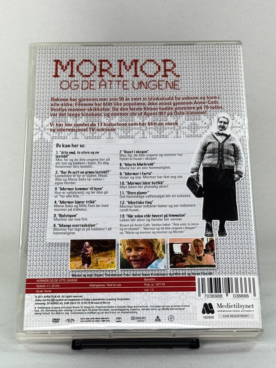 DVD-bakside til serien Mormor og de åtte ungene
Baksiden viser info, spesifikasjoner og eventuell ekstratekst – produktbilde fra nettbutikken Brukbar Film