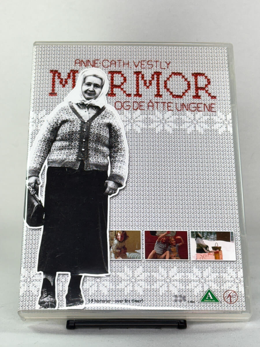 DVD-forside til serien Mormor og de åtte ungene
Originalt cover brukt for produktbilde i nettbutikken Brukbar Film