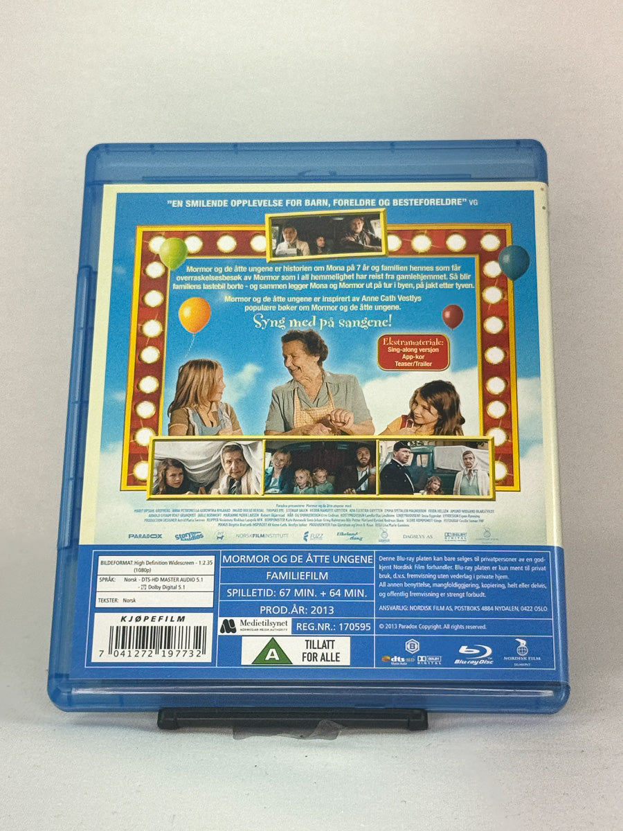 Bakside av Blu-ray-cover til Mormor og de åtte ungene – original norsk Blu-ray familiefilm, kjøp hos Brukbar Film