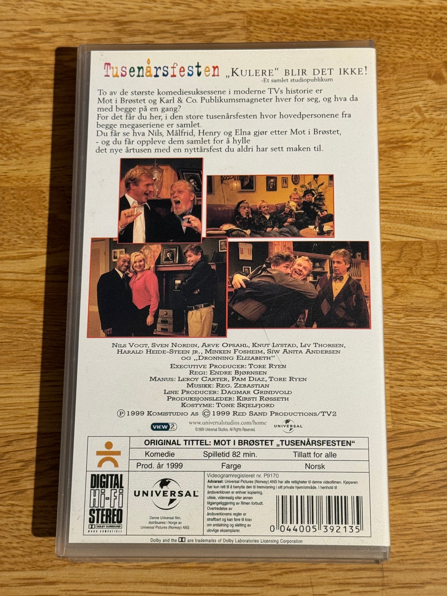 Bakside av cover til mot i brøstet tusenårsfesten, brukt vhs hos Brukbar Film