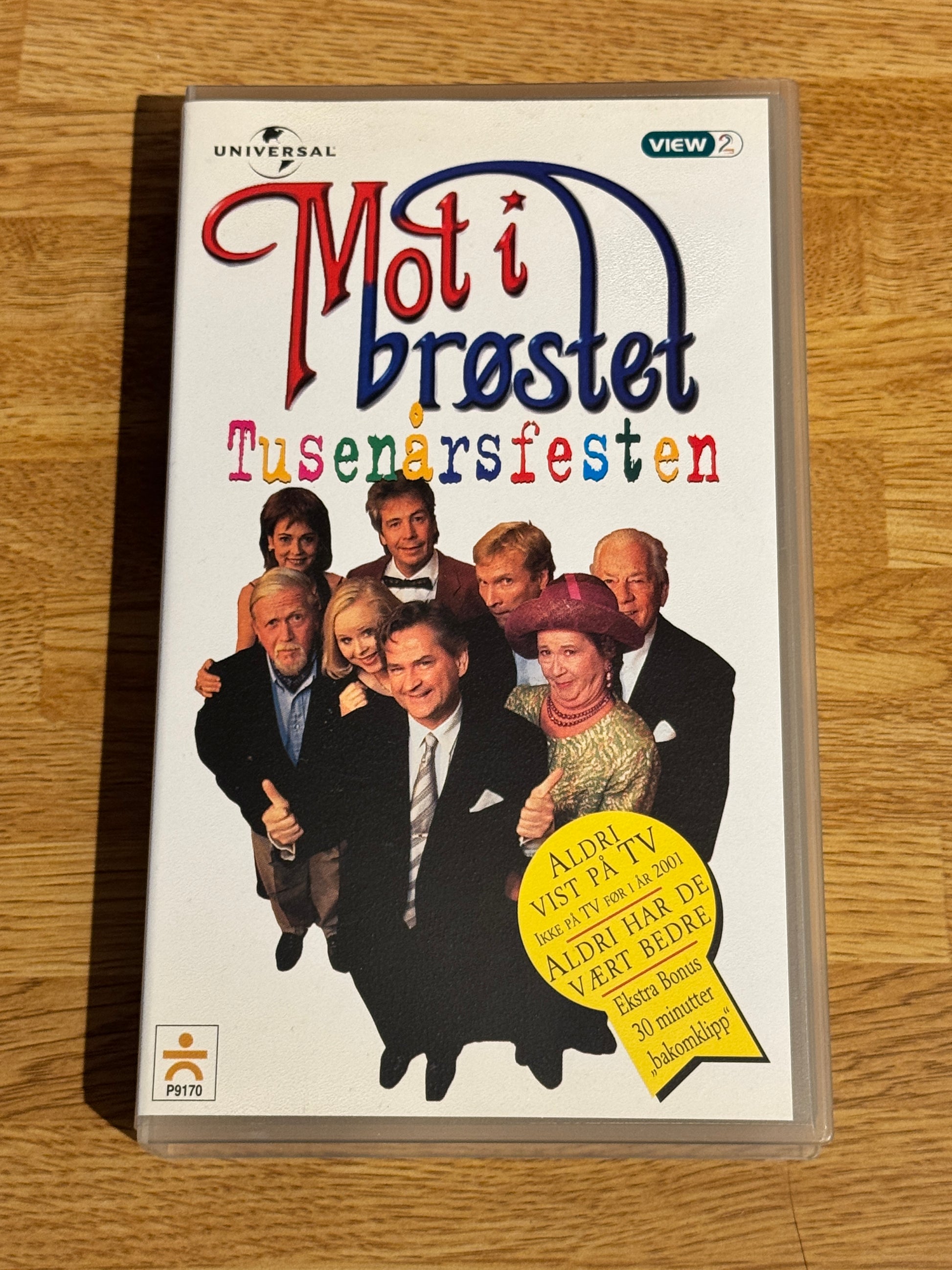 Forside av cover til mot i brøstet tusenårsfesten, brukt vhs hos Brukbar Film