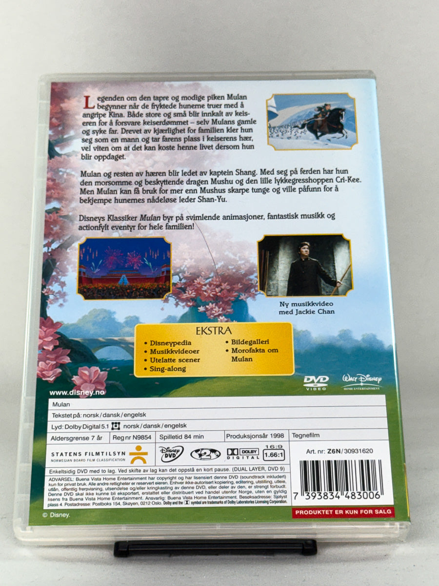 DVD-bakside til filmen Mulan
Baksiden viser info, spesifikasjoner og eventuell ekstratekst – produktbilde fra nettbutikken Brukbar Film