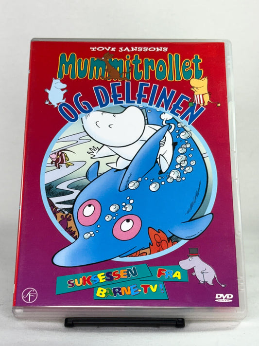 DVD-forside til filmen Mummitrollet og delfinen
Originalt cover brukt for produktbilde i nettbutikken Brukbar Film