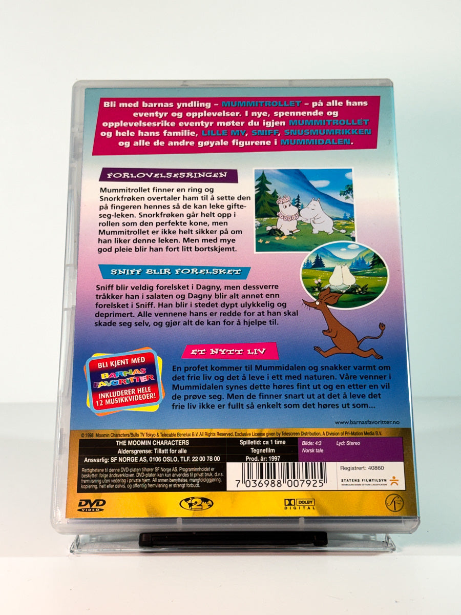 Bakside av cover til Mummitrollet og forlovelsesringen, brukt original DVD hos Brukbar Film