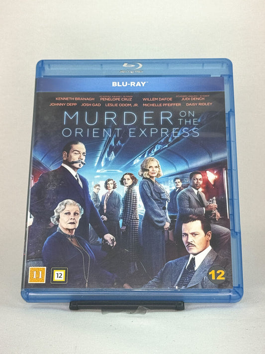 Forside av Blu-ray-cover til Murder on the Orient Express – stjernespekket Agatha Christie-film med Kenneth Branagh, Johnny Depp og Michelle Pfeiffer, brukt Blu-ray hos Brukbar Film.