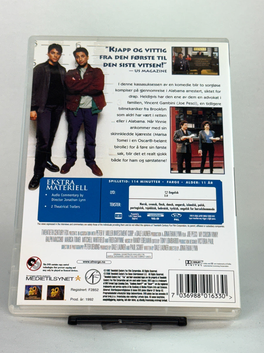 Bakside av DVD-cover til My Cousin Vinny, brukt komediefilm på DVD, klassiker fra 90-tallet tilgjengelig hos Brukbar Film.