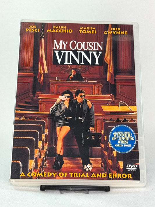 Forside av brukt DVD-film My Cousin Vinny, komedieklassiker med Joe Pesci og Marisa Tomei, originalt forsidecover hos Brukbar Film.