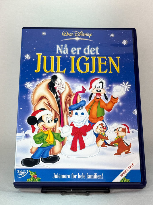 Forside av DVD-cover til Nå er det jul igjen – klassisk Disney-julefilm med Mikke, Langbein og vennene, brukt DVD hos Brukbar Film.