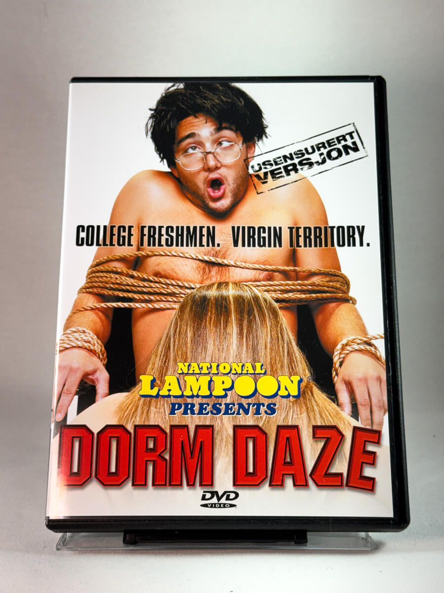 Forside av cover til National Lampoon Presents – Dorm Daze, brukt original DVD hos Brukbar Film