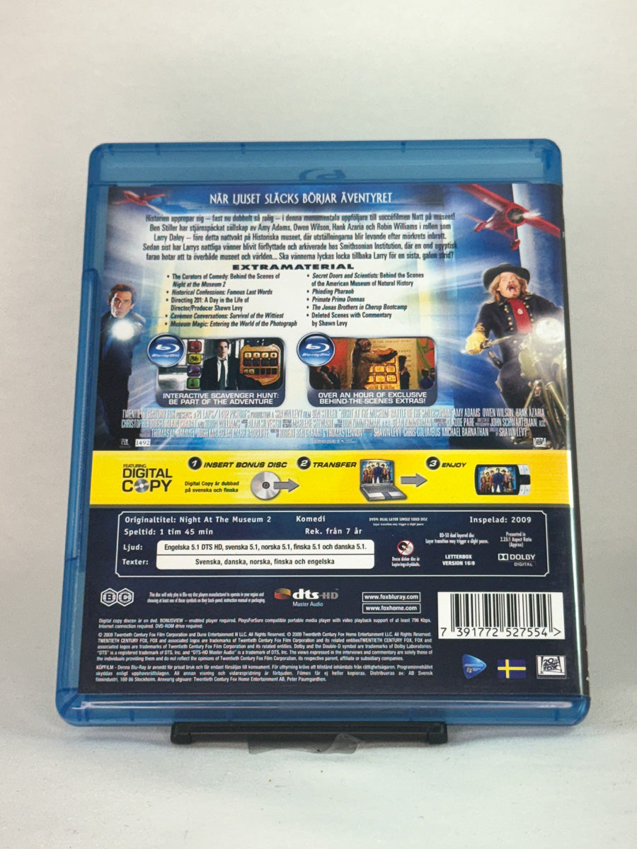 Bakside av Blu-ray-cover til Natt på museet 2 – familievennlig eventyrfilm full av humor og spektakulære effekter, brukt Blu-ray hos Brukbar Film.