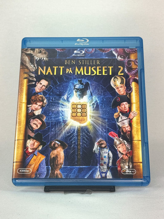 Forside av Blu-ray-cover til Natt på museet 2 med Ben Stiller – fantasifull eventyrkomedie med historiske helter og kaos, brukt Blu-ray hos Brukbar Film.