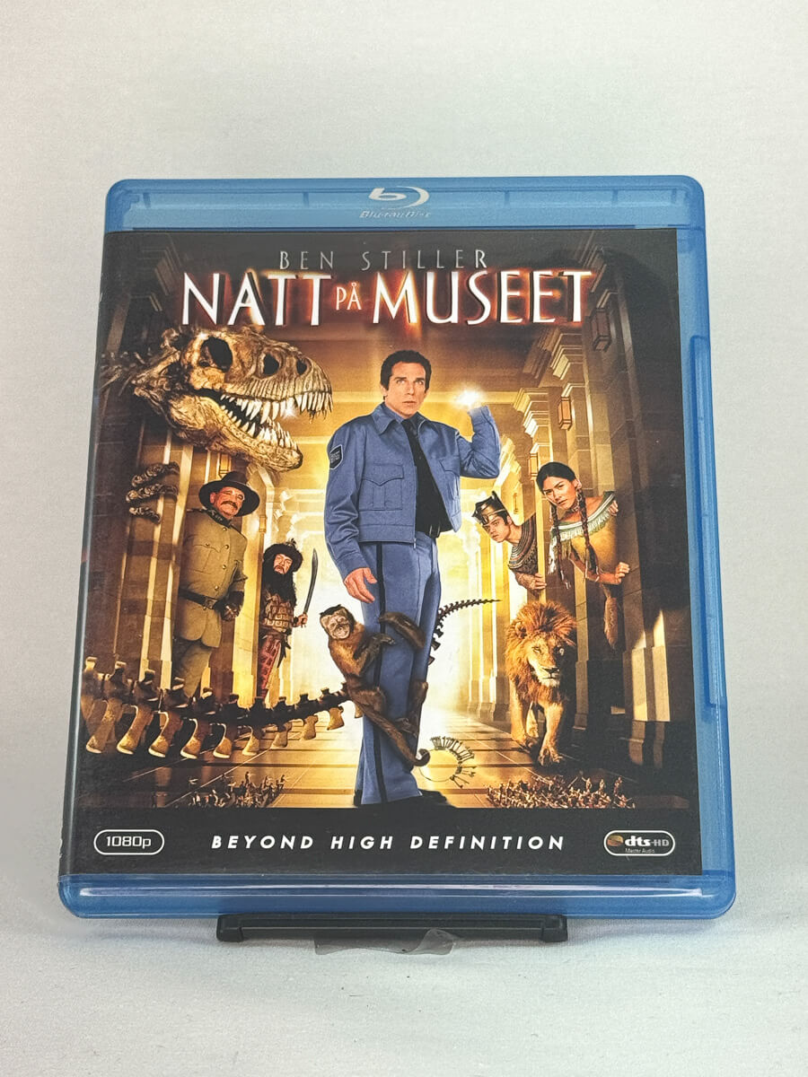Forside av Blu-ray-cover til Natt på museet med Ben Stiller – magisk familiefilm der utstillingene våkner til liv, brukt Blu-ray hos Brukbar Film.