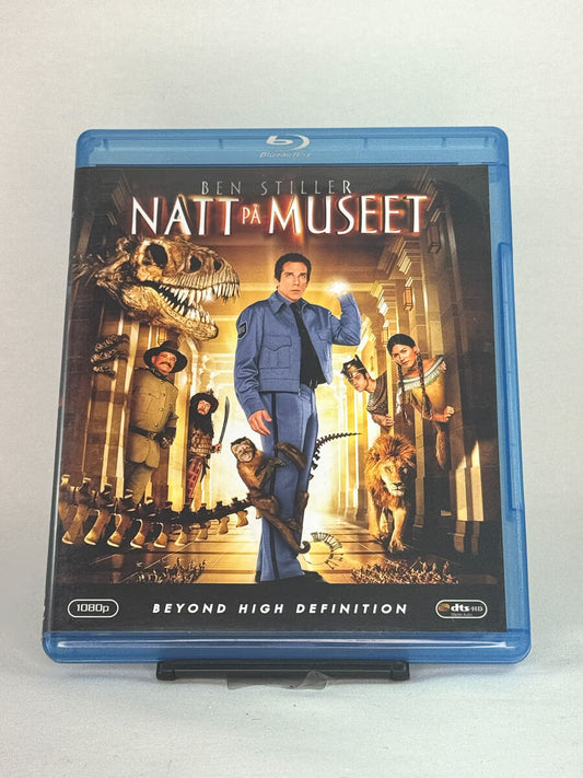 Forside av Blu-ray-cover til Natt på museet med Ben Stiller – magisk familiefilm der utstillingene våkner til liv, brukt Blu-ray hos Brukbar Film.