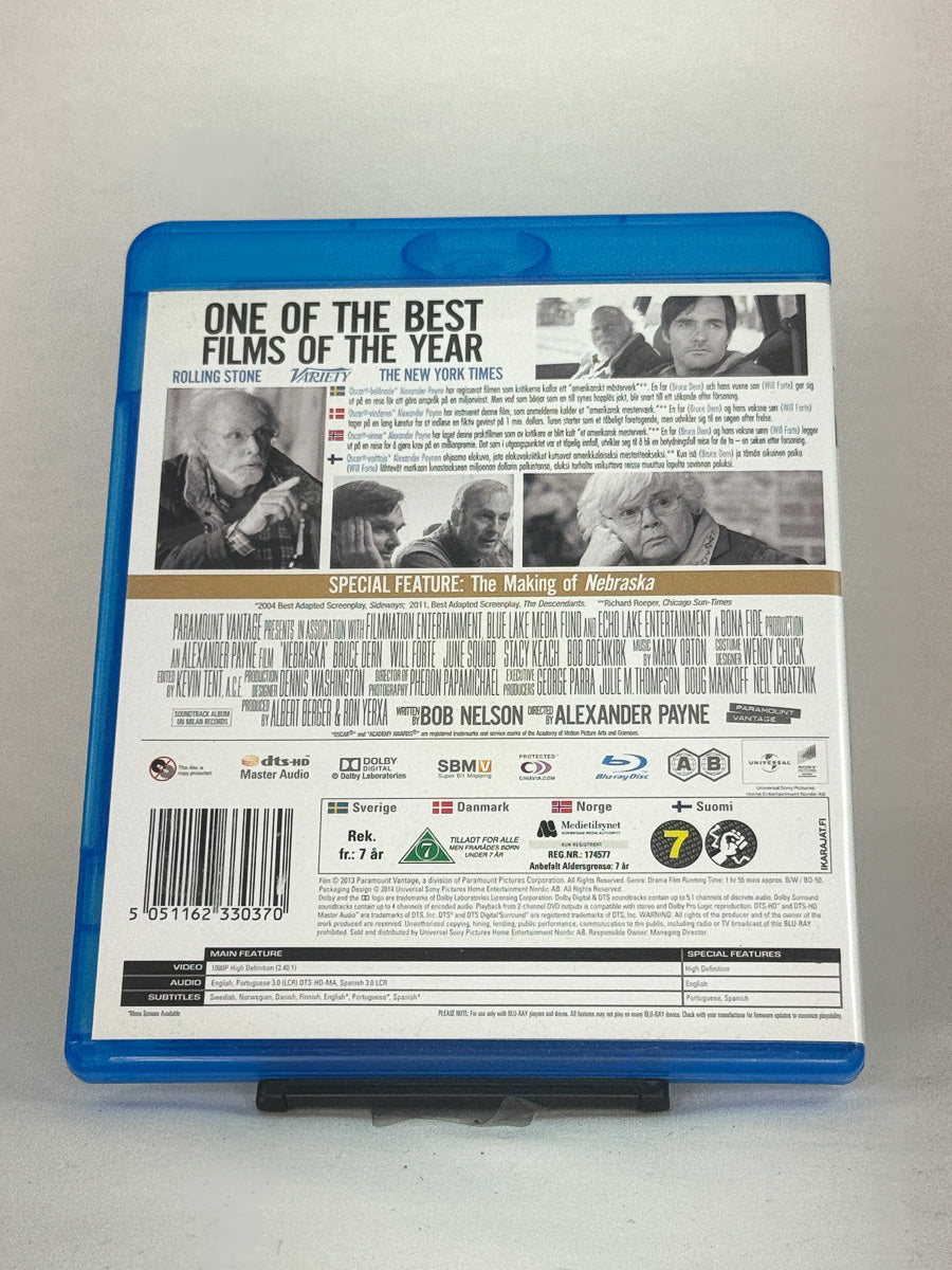 Bakside av Blu-ray-cover til Nebraska – rørende og humoristisk amerikansk drama om familie og livsreiser, brukt Blu-ray hos Brukbar Film.