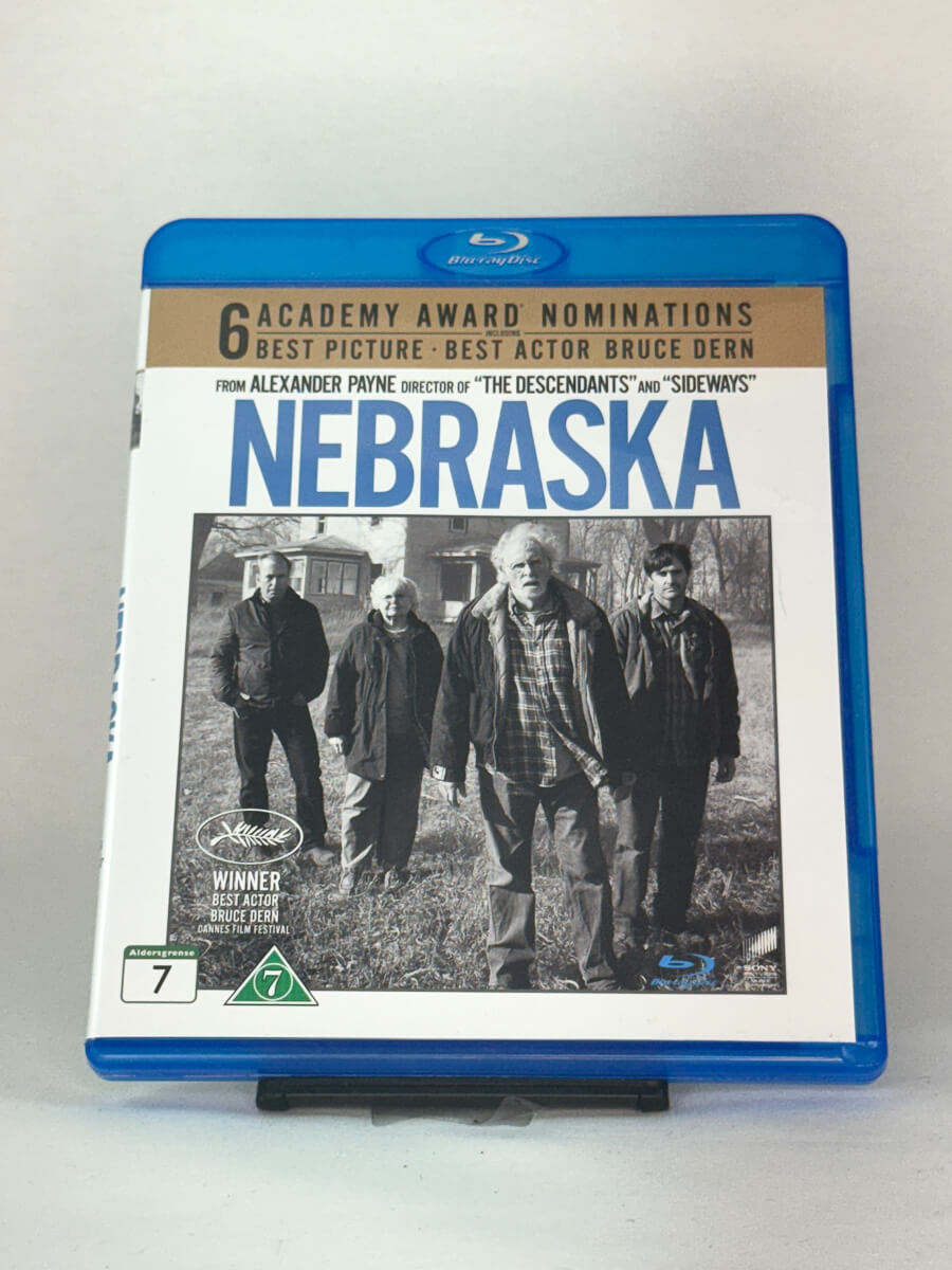 Forside av Blu-ray-cover til Nebraska – svart-hvitt drama fra Alexander Payne med Bruce Dern i hovedrollen, brukt Blu-ray hos Brukbar Film.