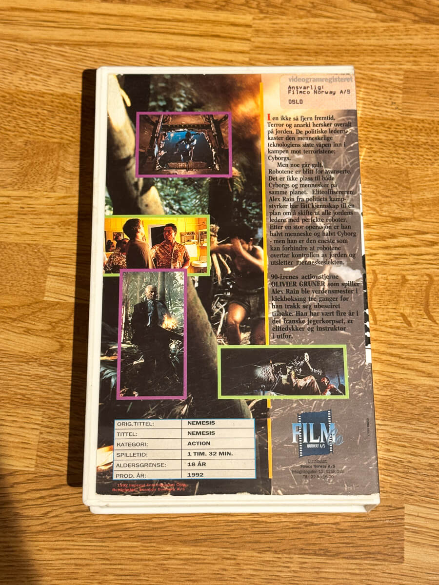 Bakside av cover til Nemesis – Guddommelig hevn på VHS