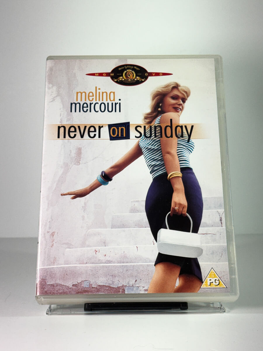 Forside av cover til Never on Sunday, bruktfilm hos nettbutikken Brukbar Film