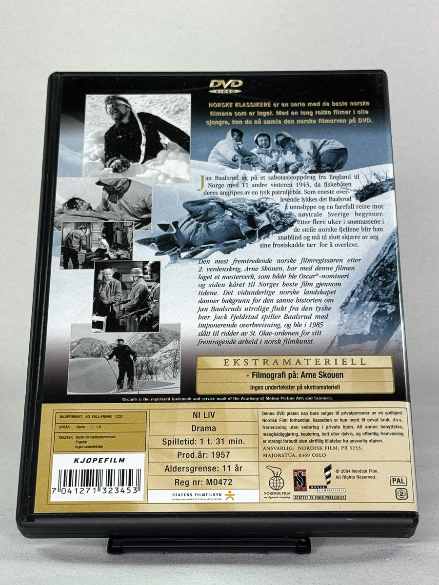 DVD-bakside til filmen Ni liv
Baksiden viser info, spesifikasjoner og eventuell ekstratekst – produktbilde fra nettbutikken Brukbar Film