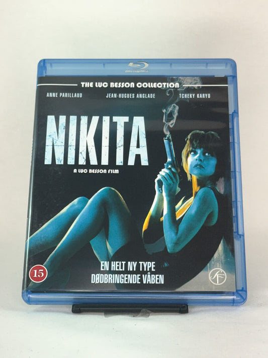 Forside av Blu-ray-cover til Nikita – Luc Bessons stilfulle actionthriller med Anne Parillaud som dødelig hemmelig agent, brukt Blu-ray tilgjengelig hos Brukbar Film.