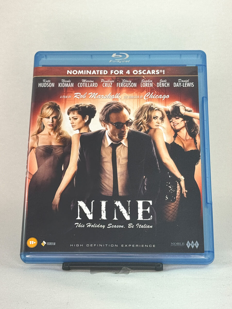 Forside av Blu-ray-cover til Nine – musikalsk drama av Rob Marshall med Daniel Day-Lewis, Penélope Cruz og Nicole Kidman, brukt Blu-ray hos Brukbar Film.