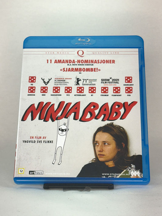 Forside av Blu-ray-cover til Ninjababy – norsk dramakomedie av Yngvild Sve Flikke med Kristine Kujath Thorp, brukt Blu-ray hos Brukbar Film.