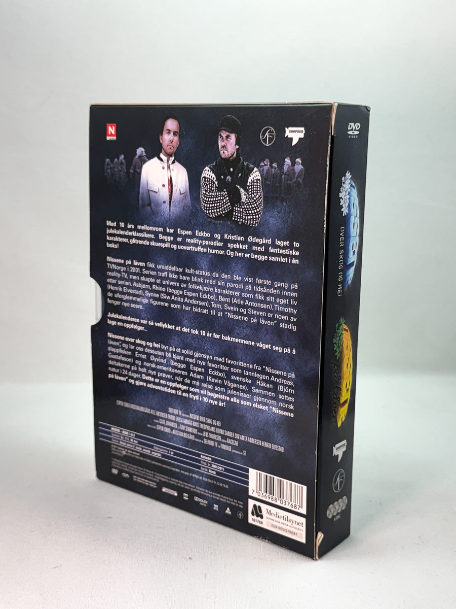 Bakside av DVD-cover til Nissene på låven – Serie 1 og 2, bruktfilm hos nettbutikken Brukbar Film