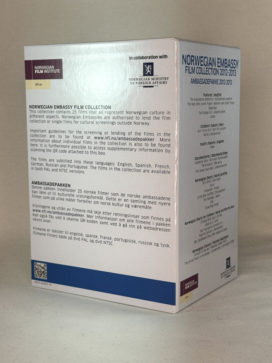 Bakside av Norwegian Embassy Film Collection 2012–2013 – informasjonsfelt om ambassadens filmpakke med 25 norske filmer for kulturelle visninger, utgitt av Norwegian Film Institute og Norwegian Ministry of Foreign Affairs, brukt samleboks hos Brukbar Film.