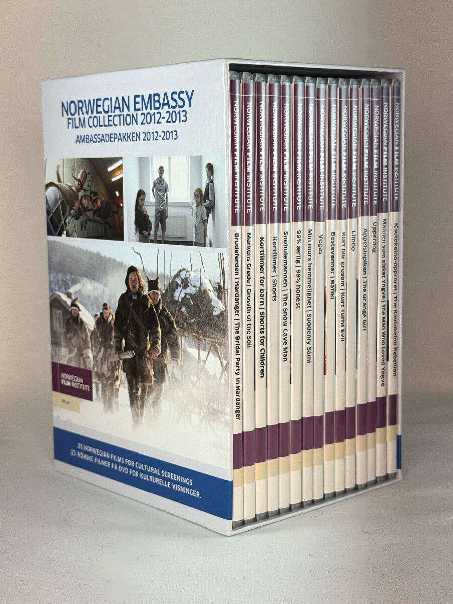 Forside av DVD-boksen Norwegian Embassy Film Collection 2012–2013 – komplett samling med 25 norske filmer utgitt av Norwegian Film Institute i samarbeid med Utenriksdepartementet, brukt samleboks tilgjengelig hos Brukbar Film.