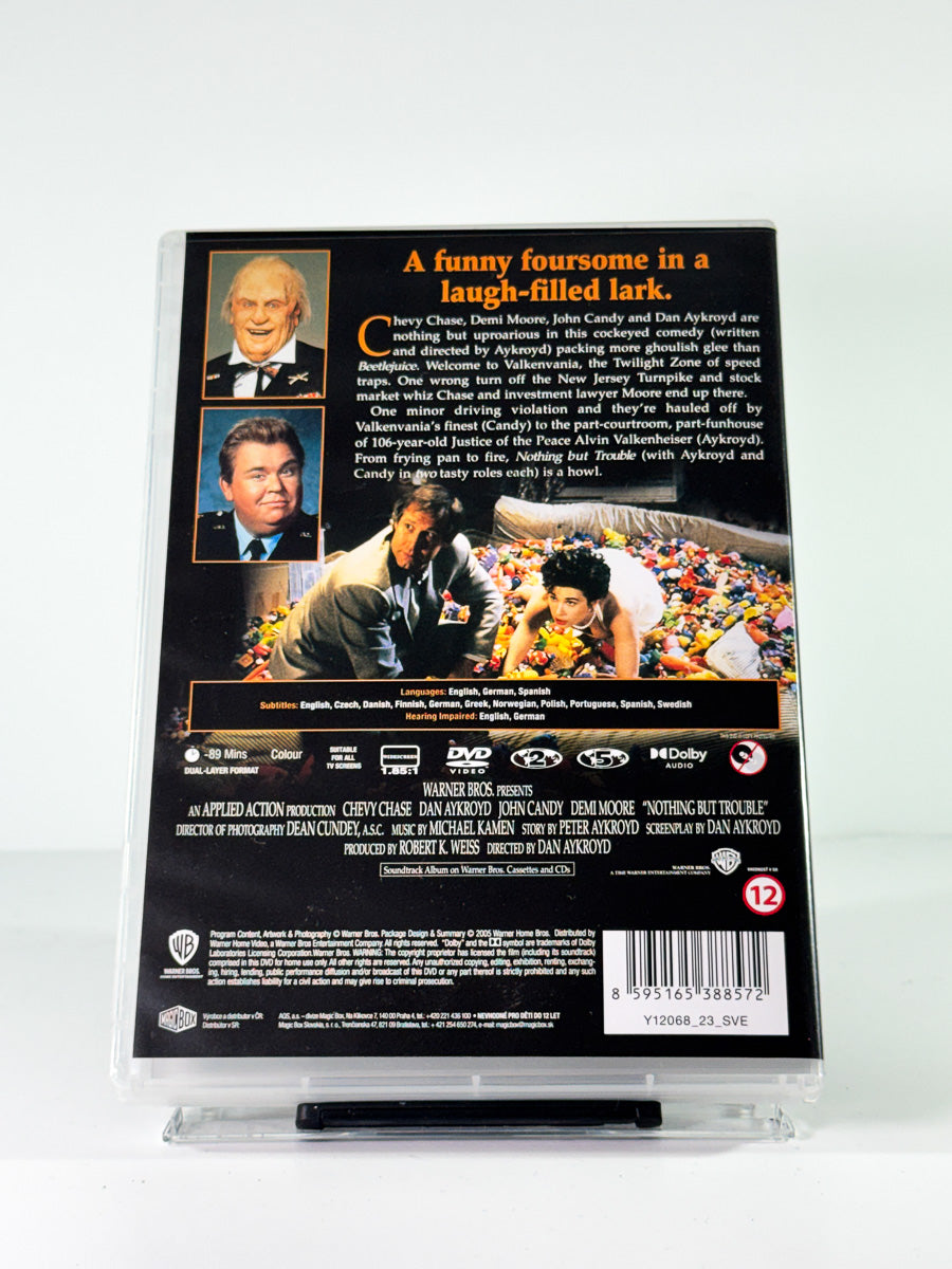 Bakside av cover til Nothing But Trouble, bruktfilm på DVD hos Brukbar Film