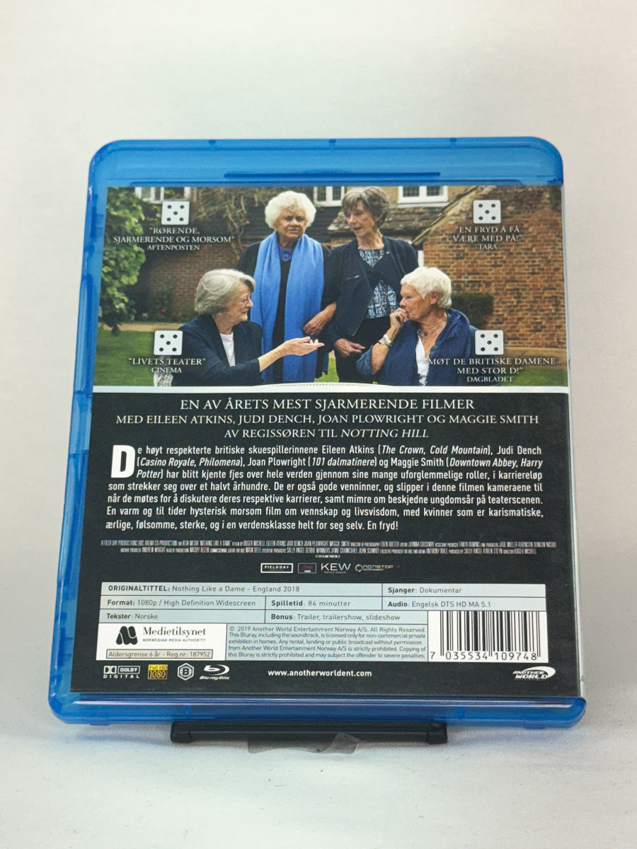 Bakside av Blu-ray-cover til Nothing Like a Dame – varm og humoristisk samtalefilm med britiske skuespillerlegender, second hand Blu-ray-film fra Brukbar Film.