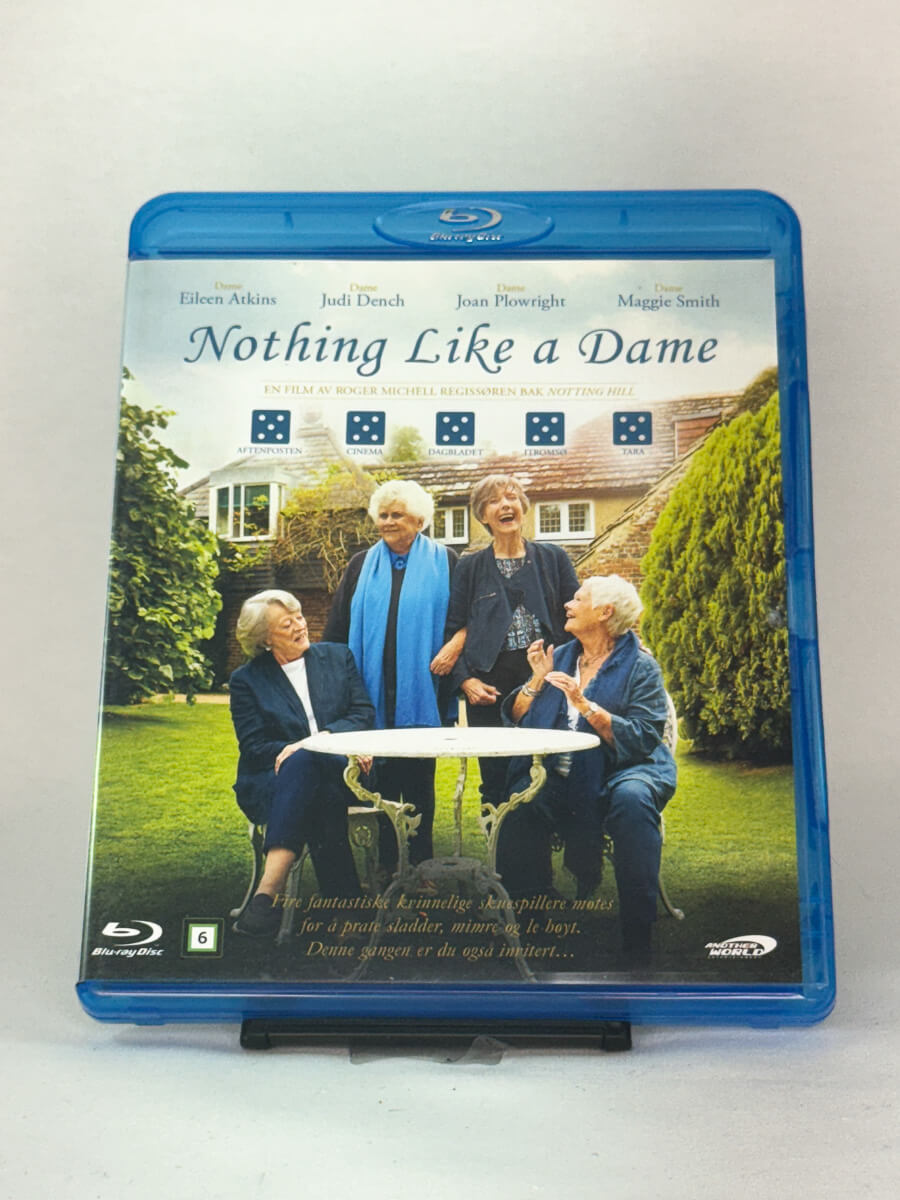 Forside av Blu-ray-cover til Nothing Like a Dame – dokumentar med Judi Dench, Maggie Smith, Joan Plowright og Eileen Atkins, brukt Blu-ray hos Brukbar Film.