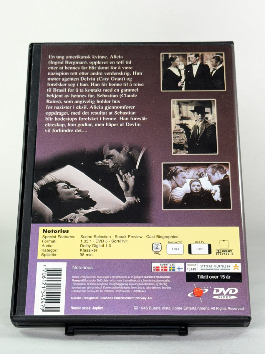 Bakside av DVD-cover for filmen Notorious – brukt originalfilm på DVD, klassiker av Alfred Hitchcock, hos Brukbar Film