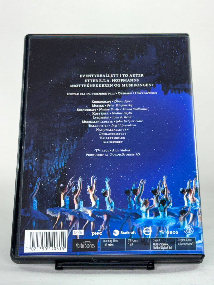 Bakside av DVD-cover til Nøtteknekkeren med informasjon om oppsetningen og ensemblet ved Den Norske Opera & Ballett – original brukt DVD hos Brukbar Film.