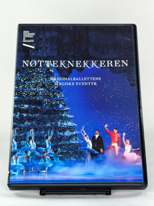 Forside av DVD-cover til Nøtteknekkeren fra Den Norske Opera & Ballett, en norsk versjon av Tsjajkovskijs klassiske juleeventyr – brukt ballettfilm på DVD hos Brukbar Film.