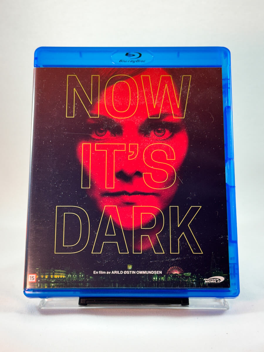Forside av Blu-ray-cover til Now It’s Dark, bruktfilm på Blu-ray hos Brukbar Film