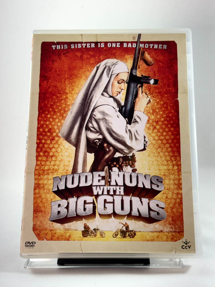 Forside av DVD-cover til Nude Nuns with Big Guns med grindhouse-design; brukt action- og exploitation-DVD hos Brukbar Film