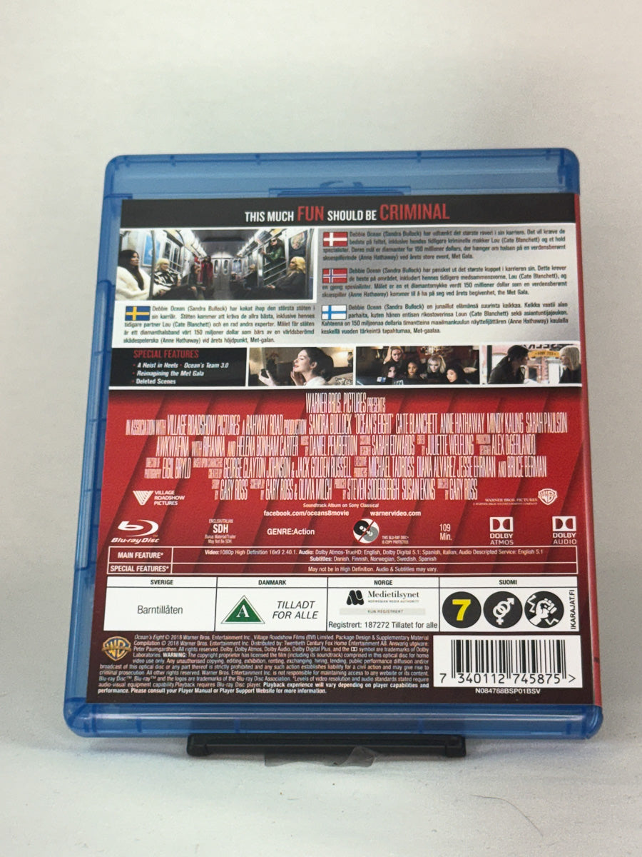 Bakside av Blu-ray-cover til Ocean’s 8 – elegant og morsom spin-off i Ocean’s-serien med stjernespækket rollebesetning, brukt Blu-ray hos Brukbar Film.