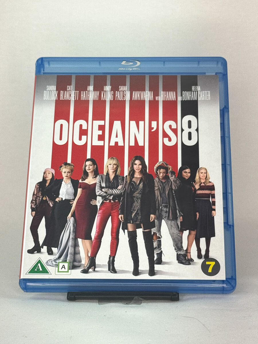 Forside av Blu-ray-cover til Ocean’s 8 med Sandra Bullock, Cate Blanchett og Anne Hathaway – glamorøs actionkomedie om et spektakulært kupp, brukt Blu-ray hos Brukbar Film.