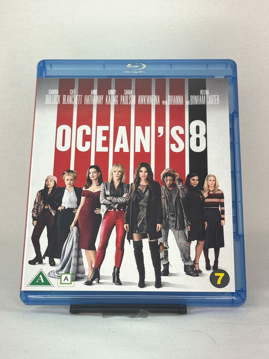 Forside av Blu-ray-cover til Ocean’s 8 med Sandra Bullock, Cate Blanchett og Anne Hathaway – glamorøs actionkomedie om et spektakulært kupp, brukt Blu-ray hos Brukbar Film.
