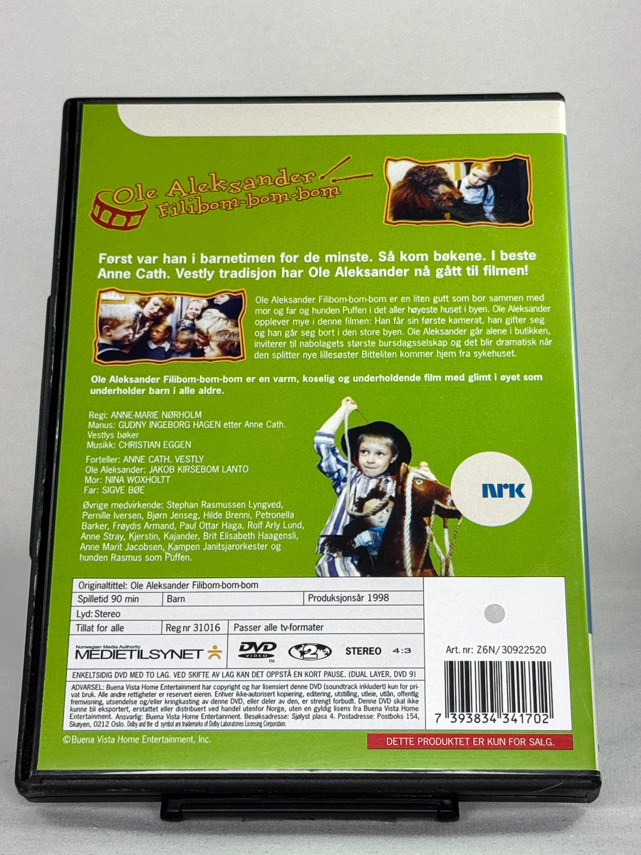 DVD-bakside til filmen Ole Aleksander Filibom-bom-bom
Baksiden viser info, spesifikasjoner og eventuell ekstratekst – produktbilde fra nettbutikken Brukbar Film