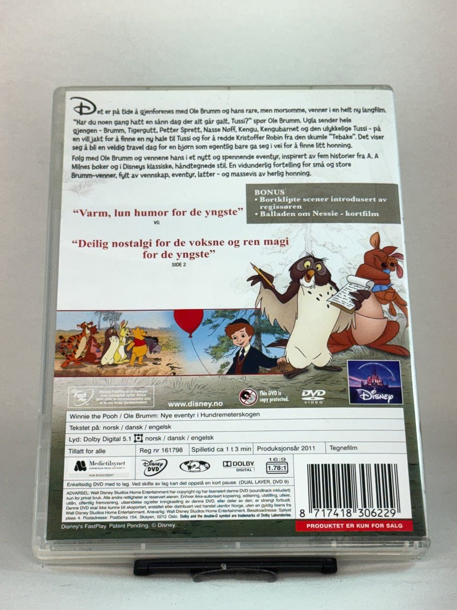 Bakside av DVD-cover til Ole Brumm – Nye eventyr i Hundremeterskogen – barnefilm med vennskap, slapstick og klassisk Disney-sjarm, brukt originalfilm hos Brukbar Film.