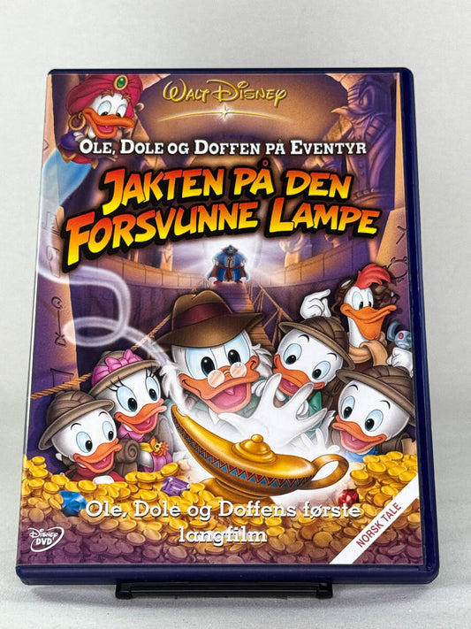 DVD-forside til filmen Ole, Dole og Doffen På Eventyr: Jakten på den forsvunne lampe
Originalt cover brukt for produktbilde i nettbutikken Brukbar Film