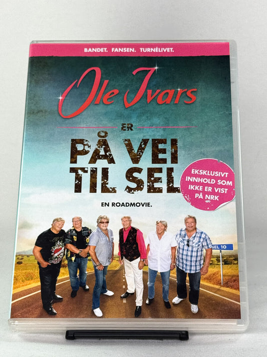 Forside av DVD-cover til Ole Ivars – På vei til Sel – roadmovie-dokumentar om bandet Ole Ivars på turné, med eksklusivt innhold ikke vist på NRK – brukt DVD hos Brukbar Film.