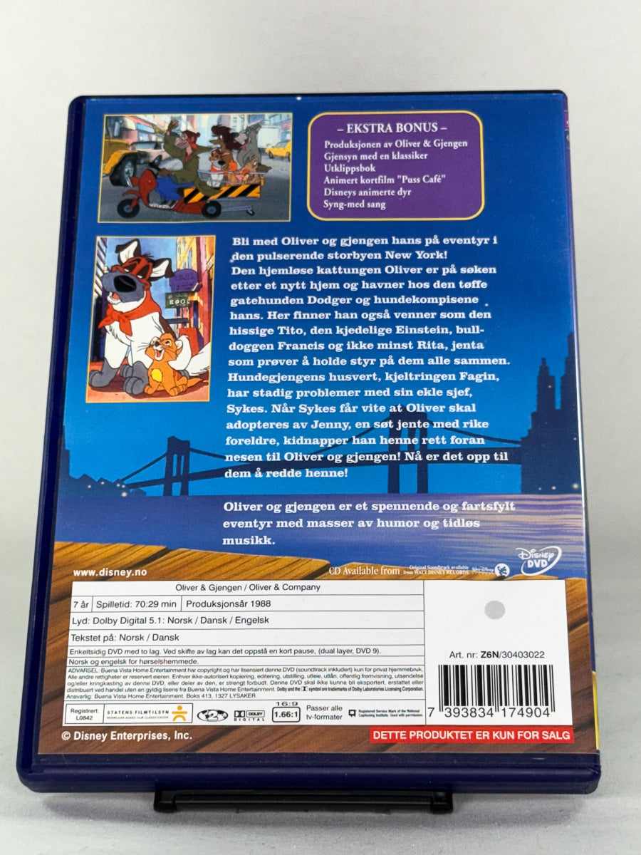 DVD-bakside til filmen Oliver & Gjengen
Baksiden viser info, spesifikasjoner og eventuell ekstratekst – produktbilde fra nettbutikken Brukbar Film