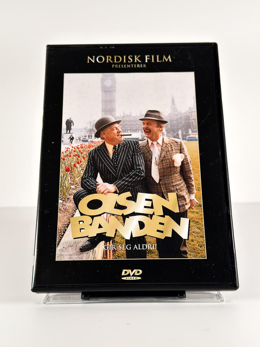 Forside av cover til Olsenbanden gir seg aldri på DVD