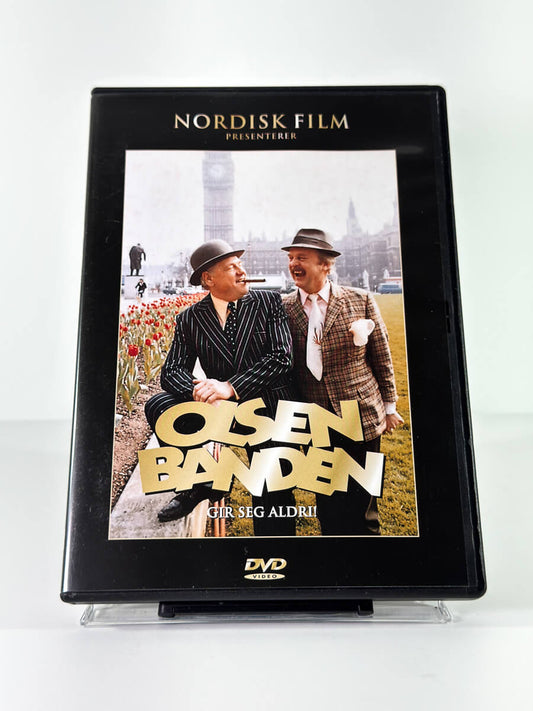 Forside av cover til Olsenbanden gir seg aldri på DVD
