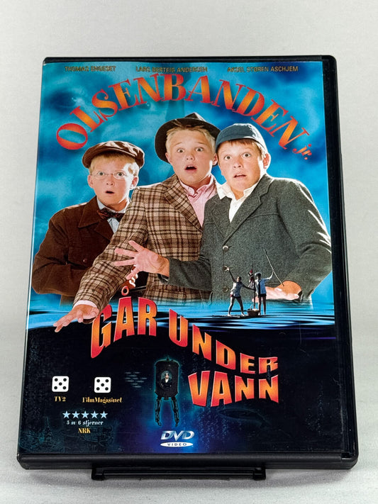 DVD-forside til filmen Olsenbanden Jr. - Går under vann
Originalt cover brukt for produktbilde i nettbutikken Brukbar Film