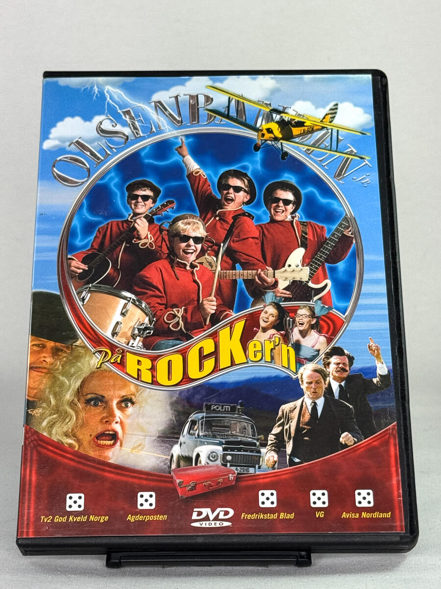 DVD-forside til filmen Olsenbanden Jr. - På Rocker’n
Originalt cover brukt for produktbilde i nettbutikken Brukbar Film