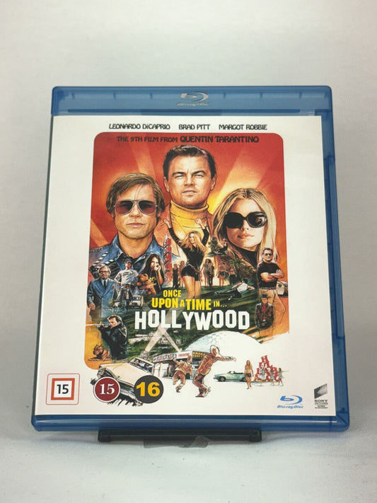 Forside av Blu-ray-cover til Once Upon a Time in Hollywood med Leonardo DiCaprio, Brad Pitt og Margot Robbie – Quentin Tarantinos nostalgiske 60-tallsdrama, brukt Blu-ray hos Brukbar Film.